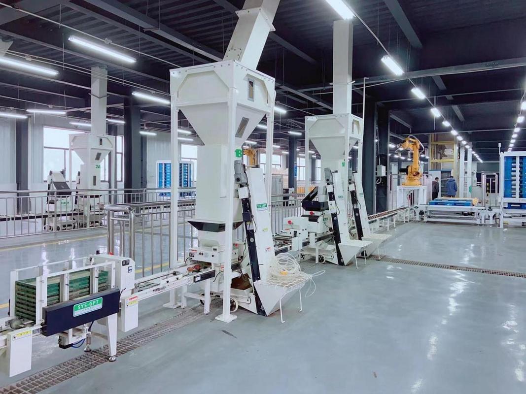 鄱阳湖生态农业智能育秧工厂运用现代信息技术,实现选种,浸催芽等全